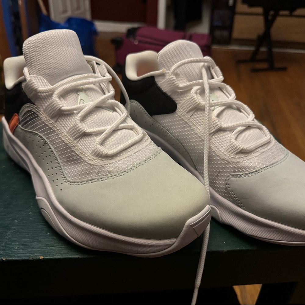 Jordan Air 11 CMFT Low in Barely Green